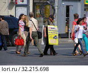Люди переходят дорогу по пешеходному переходу. Первомайская улица. Район Восточное Измайлово. Город Москва (2015 год). Редакционное фото, фотограф lana1501 / Фотобанк Лори