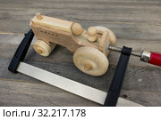 Деревянная игрушка ручной работы. Склеивание. Стоковое фото, фотограф Александр Романов / Фотобанк Лори