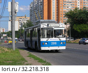 Троллейбус № 32 на маршруте. Щелковское шоссе. Город Москва (2015 год). Редакционное фото, фотограф lana1501 / Фотобанк Лори