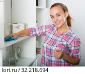 portrait of young woman cleaning. Стоковое фото, фотограф Яков Филимонов / Фотобанк Лори