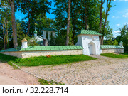 Церковь Сергия Радонежского и Никандра Псковского в Изборске (2019 год). Стоковое фото, фотограф Александр Щепин / Фотобанк Лори