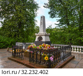 Памятник на могиле А.С. Пушкина. Святогорский Успенский монастырь. Пушкинские горы (2016 год). Редакционное фото, фотограф Александр Щепин / Фотобанк Лори