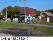 Группа конников на прогулке. Город Заводоуковск (2019 год). Редакционное фото, фотограф Анатолий Матвейчук / Фотобанк Лори