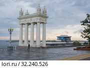 Волгоград. Россия .  Пропилеи  центральной набережной города Волгограда имени 62-й Армии (2019 год). Редакционное фото, фотограф Гетманец Инна / Фотобанк Лори