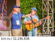 Russia, Samara, July 2016: Speech by Alexander Gorodnitsky, at the Grushinsky Festival on Mastryukovskie lakes on a summer day. Редакционное фото, фотограф Акиньшин Владимир / Фотобанк Лори