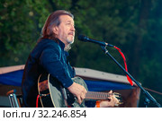 Russia, Samara, 2016: Speech by Oleg Mityaev at the Grushinsky Festival. Russian bard, musician, actor, poet. Редакционное фото, фотограф Акиньшин Владимир / Фотобанк Лори