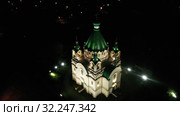 Ночной вид сверху на церковь Александра Невского. Нижний Тагил. Россия. Стоковое видео, видеограф Евгений Ткачёв / Фотобанк Лори