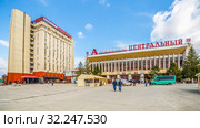 Russia, Samara, April 22, 2016: Samara Central Bus Station and Oktyabrskaya Hotel. Spring sunny day. Редакционное фото, фотограф Акиньшин Владимир / Фотобанк Лори