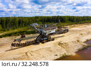 Old rusty multi bucket excavator, giant stacker, absetzer in sandy career. Стоковое фото, фотограф Mikhail Starodubov / Фотобанк Лори