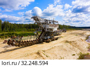 Old rusty multi bucket excavator, giant stacker, absetzer in sandy career. Стоковое фото, фотограф Mikhail Starodubov / Фотобанк Лори