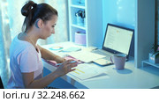 Woman works at the laptop at night (2019 год). Редакционное видео, видеограф Илья Шаматура / Фотобанк Лори