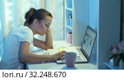 Woman falls asleep while working on laptop. Стоковое видео, видеограф Илья Шаматура / Фотобанк Лори
