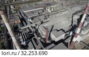 Компания HeidelbergCement. Завод по производству сухих строительных смесей. Вид с воздуха. HeidelbergCement. Plant for the production of dry mixes. Aerial view. (2019 год). Редакционное видео, видеограф Евгений Романов / Фотобанк Лори