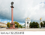 Триумфальная колонна, Храм Христа Спасителя и Часовня Петра и Февронии. Ранняя осень. Площадь Победы. Город Калининград. Россия (2019 год). Редакционное фото, фотограф E. O. / Фотобанк Лори
