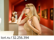 Woman trying to see picture. Стоковое фото, фотограф Яков Филимонов / Фотобанк Лори