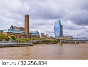 Мост Тысячелетия (Millennium Bridge) и Лондонский Сити (City of London). Лондон. Великобритания (2019 год). Редакционное фото, фотограф Сергей Афанасьев / Фотобанк Лори