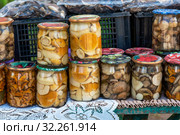 Придорожная торговля. Соленые и маринованные грибы. Стоковое фото, фотограф Александр Щепин / Фотобанк Лори