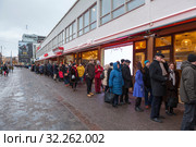 Long line from people is next to Amos Rex exhibition center at Christmas eve. Helsinki, Finland (2018 год). Редакционное фото, фотограф Кекяляйнен Андрей / Фотобанк Лори