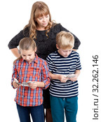 Rigid mother watch out for her preteen children counting pocket money, kids with cash in hands, isolated on a white background. Стоковое фото, фотограф Кекяляйнен Андрей / Фотобанк Лори
