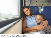 Мама и дочка обнявшись спят в вагоне поезда. Стоковое фото, фотограф Иванов Алексей / Фотобанк Лори