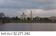 Вид на Спасо-Преображенский собор на берегу Волги облачным июльским вечером. Рыбинск, Россия (2019 год). Стоковое видео, видеограф Виктор Карасев / Фотобанк Лори