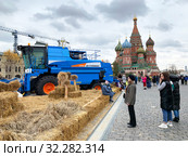 Зерноуборочный комбайн «Агромаш 3000» среди пшеничных колосьев на Красной площади. Московский фестиваль «Золотая осень». Москва, Россия (2019 год). Редакционное фото, фотограф Овчинникова Ирина / Фотобанк Лори