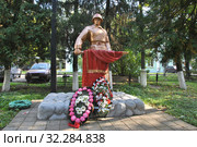 Памятник птицеградцам, не вернувшимся с Великой Отечественной войны. Поселок Птицеград. Город Сергиев Посад. Московская область. Россия (2014 год). Редакционное фото, фотограф lana1501 / Фотобанк Лори