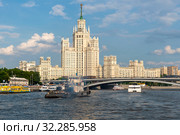 Высотный дом на Котельнической набережной. Москва (2019 год). Редакционное фото, фотограф Александр Щепин / Фотобанк Лори