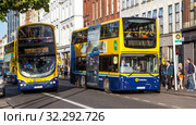 Двухэтажные ирландские автобусы Dublin Bus. Набережная реки Лиффи - Aston Quay. Дублин. Ирландия (2019 год). Редакционное фото, фотограф Сергей Афанасьев / Фотобанк Лори