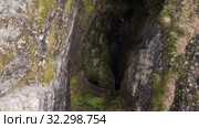 Карстовая пещера Кутук-Сумган. Спуск спелеологов в пещеру. Sumgan-Kutuk karst cave. Descent cavers in the cave. Aerial view. Стоковое видео, видеограф Евгений Романов / Фотобанк Лори