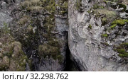 Карстовая пещера Кутук-Сумган. Спуск спелеологов в пещеру. Sumgan-Kutuk karst cave. Descent cavers in the cave. Aerial view. (2019 год). Редакционное видео, видеограф Евгений Романов / Фотобанк Лори