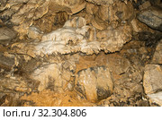 Карстовая пещера Зигзаг. Натёки кальцита на потолке пещеры. Zigzag karst cave. Incrustations of calcite on the cave ceiling. Стоковое фото, фотограф Евгений Романов / Фотобанк Лори