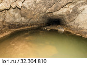 Карстовая пещера Зигзаг. Натёки кальцита и подземная река Кутук. Zigzag karst cave. Incrustations of calcite and underground river on the cave. Стоковое фото, фотограф Евгений Романов / Фотобанк Лори