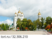 Храм Христа Спасителя и часовня Петра и Февронии. Ранняя осень. Площадь Победы. Город Калининград. Россия (2019 год). Редакционное фото, фотограф E. O. / Фотобанк Лори