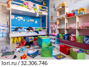 Разбросанные и вещи игрушки в интерьере детской комнаты (2019 год). Редакционное фото, фотограф Иванов Алексей / Фотобанк Лори