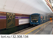 Поезд подъезжает к платформе станции метро "Проспект Славы". Фрунзенско-Приморская линия. Санкт-Петербург (2019 год). Редакционное фото, фотограф Румянцева Наталия / Фотобанк Лори