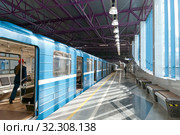 Дежурная проверяет приехавший на станцию метро "Шушары" поезд. Фрунзенско-Приморская линия. Санкт-Петербург (2019 год). Редакционное фото, фотограф Румянцева Наталия / Фотобанк Лори