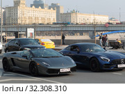 Москва, спортивный "Мерседес" и "Ламборгини" на Краснопресненской набережной (2019 год). Редакционное фото, фотограф Дмитрий Неумоин / Фотобанк Лори