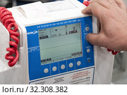 Портативный дефибриллятор-монитор ДКИ-Н-10 «Аксион» используется в медицинских стационарах, кардиологических диспансерах, для оснащения бригад скорой и неотложной медицинской помощи (2019 год). Редакционное фото, фотограф А. А. Пирагис / Фотобанк Лори