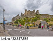 Скала Кашел (Rock of Cashel), или Скала Св. Патрика — полуразрушенный замок XII—XIII веков. Кашел. Графство Южный Типперэри. Ирландия (2019 год). Редакционное фото, фотограф Сергей Афанасьев / Фотобанк Лори