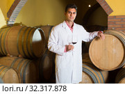 taster of winery posing with wine. Стоковое фото, фотограф Яков Филимонов / Фотобанк Лори