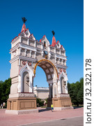 Russia, Blagoveshchensk, July 2019: triumphal arch in honor of Tsarevich Romanov on the embankment of the city of Blagoveshchensk. Стоковое фото, фотограф Катерина Белякина / Фотобанк Лори