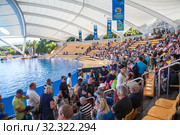 Visitors come to grandstand for watching the show with big orca whale. Orca show with killer whales is in the Loro Park. The Loro Parque is the largest zoo in Europe. Puerto de la Cruz, Tenerife, Spain (2016 год). Редакционное фото, фотограф Кекяляйнен Андрей / Фотобанк Лори
