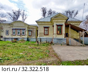 Деревянный дом управляющего фабрики Зиминых (нач. XX в.) на улице Парковой, 7 в городе Дрезне Московской области (2018 год). Стоковое фото, фотограф stargal / Фотобанк Лори