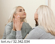 Женщина с закрытыми глазами касается руками своего отражения в зеркале. Стоковое фото, фотограф Элина Гаревская / Фотобанк Лори