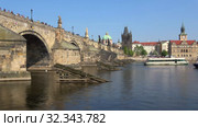 Прогулочные корабли у Карлова моста солнечным весенним днем (таймлапс). Прага, Чехия (2018 год). Редакционное видео, видеограф Виктор Карасев / Фотобанк Лори