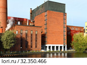 Tako cardboard factory on banks of Tammerkoski River. Tampere, Finland (2019 год). Редакционное фото, фотограф Валерия Попова / Фотобанк Лори