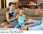 Woman answer questions of social employee. Стоковое фото, фотограф Яков Филимонов / Фотобанк Лори