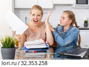 Mother scolds daughter for poor grades. Стоковое фото, фотограф Яков Филимонов / Фотобанк Лори