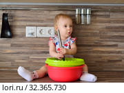 Little girl in the kitchen with a basin. Стоковое фото, фотограф Арестов Андрей Павлович / Фотобанк Лори